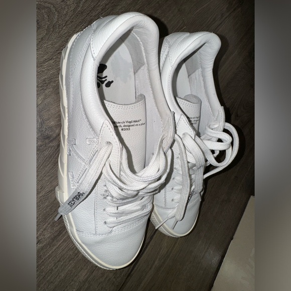 Off-White Low Vulcanized Sneaker. Excellent condition. - Picture 1 of 4